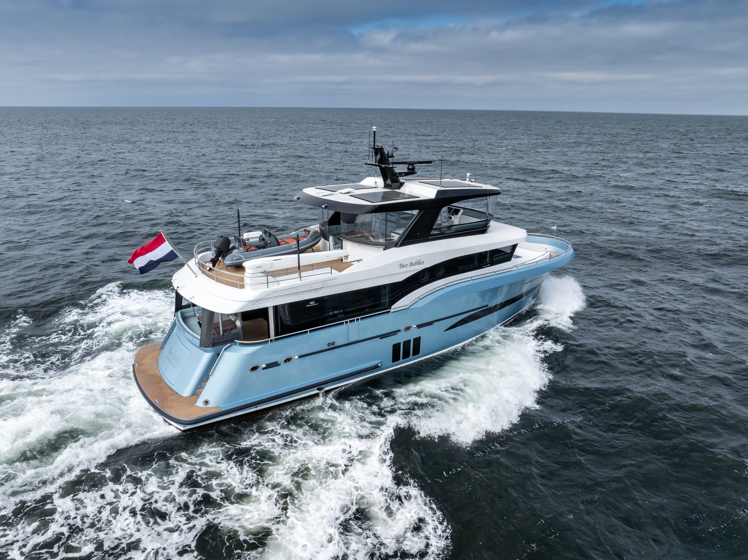 Ocean Explorer 72, seitliche Heckansicht während der Fahrt.